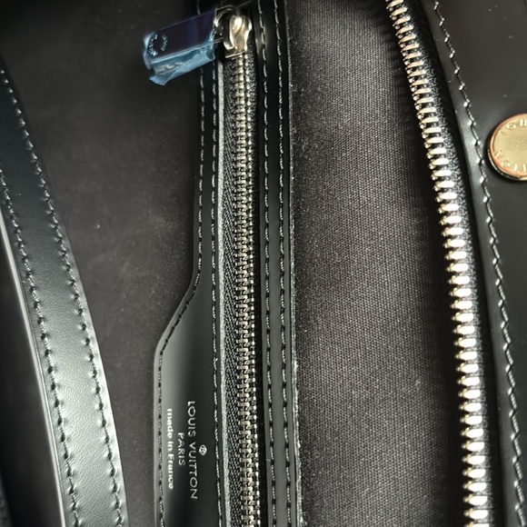 Authentic Louis Vuitton Medium Black Epi Bag is in perfect condition - Picture 4 of 14